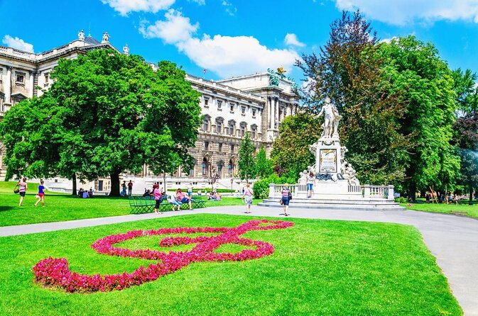 A box for a romantic walk in the city center of Vienna - Key points to know before booking