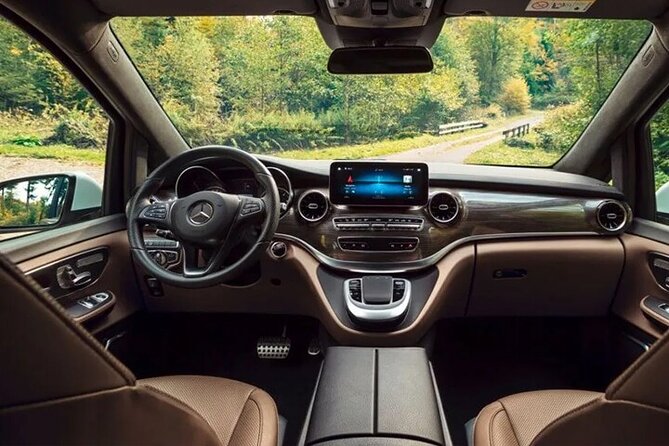 Arrival Private Transfer from Vienna Airport VIE to Vienna City by Luxury Van - Flight monitoring and the overnight booking trap