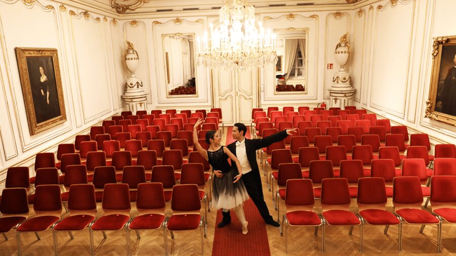 Best of Mozart & Strauss - Ballet and singers add more than decoration