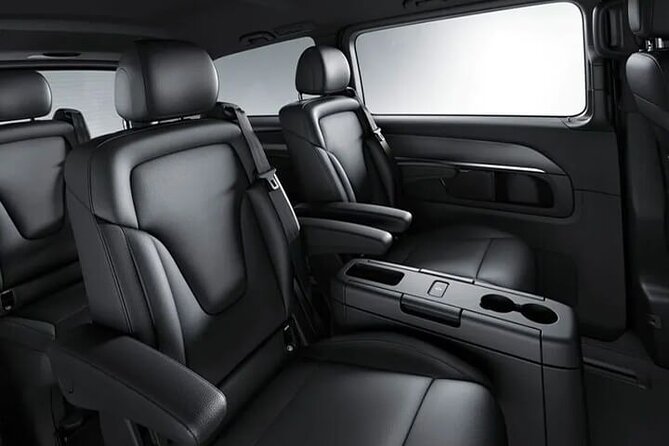 Departure by Private Minivan from Vienna to Vienna Airport VIE - A simple final ride from Vienna to VIE