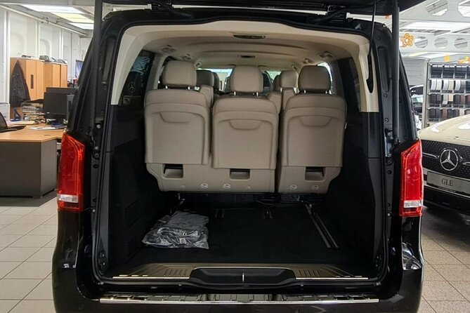 Exclusive green transfer - A private electric ride instead of the airport taxi queue