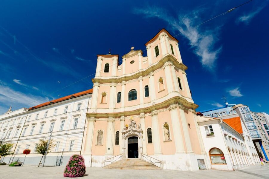 From Vienna: Guided Tour to Bratislava with Speed Boat Ride - Six hours to make Bratislava your own