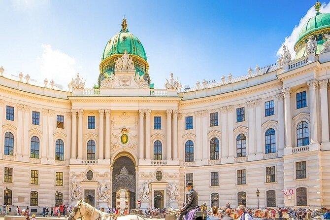 Fun & mobile scavenger hunt through Vienna - Stop 4: Wiener Staatsoper and the city’s performance tradition