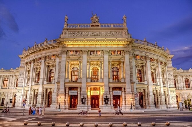 Fun & mobile scavenger hunt through Vienna - Stop 1: Albertina and the opening challenge