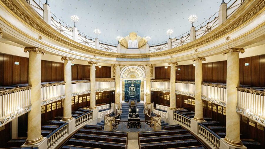 Jewish Vienna: City Synagogue Guided Tour - Entering Seitenstettengasse 4