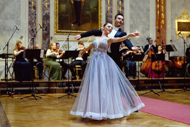 Konzerte der Wiener Royal Orchester - The music, singer, dancers, and audience participation