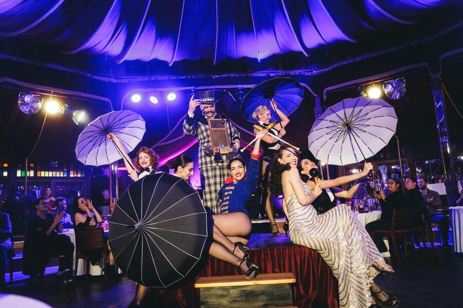 Mirage Vienna: Burlesque Spectacular – Dinner Show - Russell Brunner keeps the room moving