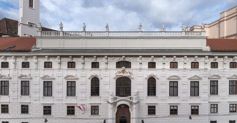 Palais Lobkowitz Audio Guide Tour - Entering Palais Lobkowitz in central Vienna