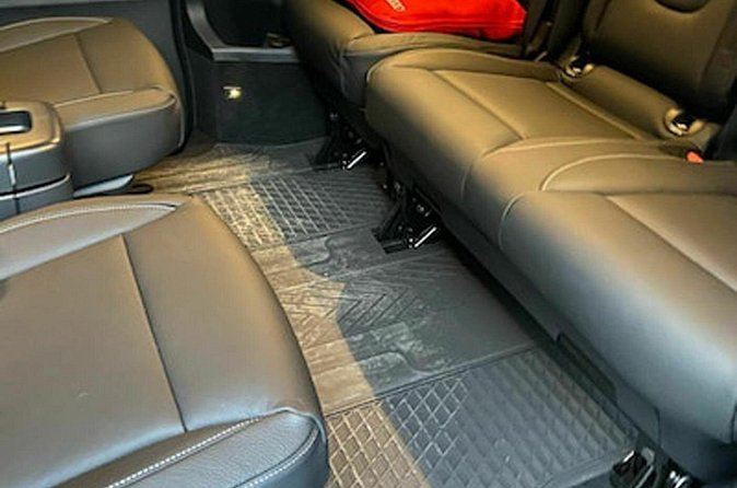 Private airport transfer in Vienna for up to 8 people in minibus - A minibus built for groups and luggage