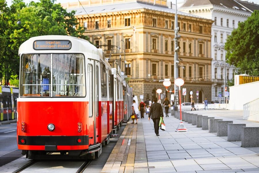 Private day trip from Budapest to Vienna and back - Lunch, coffee, and shopping without losing the day