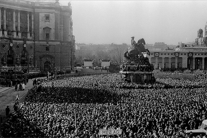 Private World War II Walking Tour in Vienna - St. Stephen’s Cathedral and the city around it