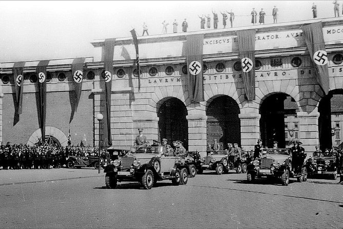 Private World War II Walking Tour in Vienna - Heldenplatz and the image of Nazi power