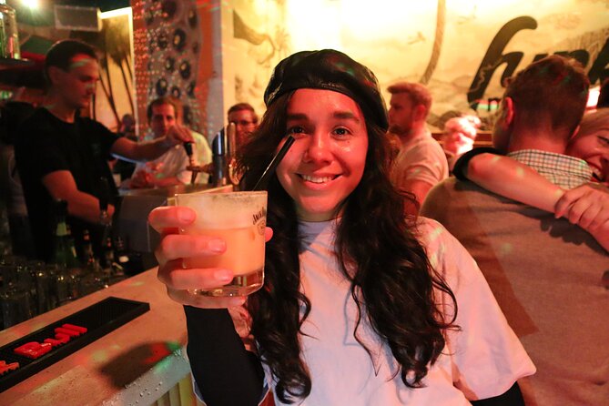 Saturday Night Pub Crawl for Professionals in Vienna, Austria - Funky Monkey Bar: dancing begins