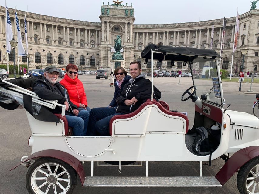 Sightseeing tour in electric vintage car (up to 5 people) - City Hall and the Ringstrasse