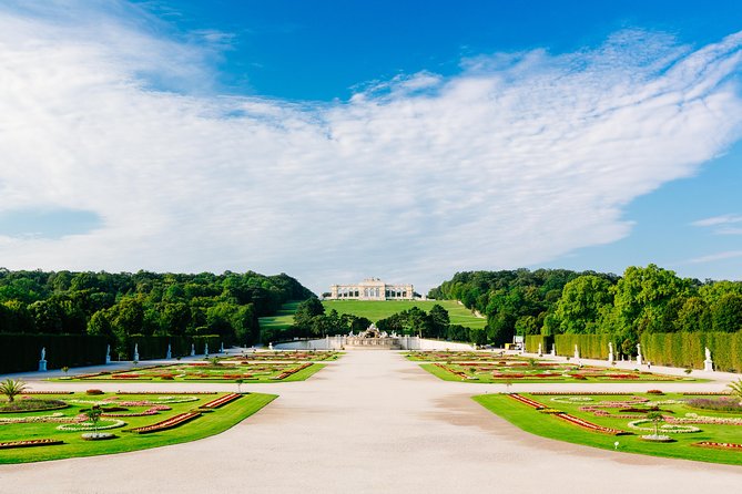 Skip-the-Line Schonbrunn Palace Guided Tour and Vienna Historical City Tour - How the bilingual format affects the experience