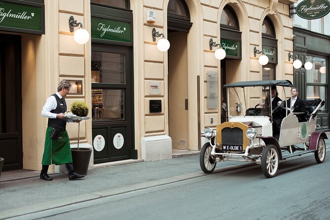 Vegan Sightseeing tour in an electro vintage car incl. schnitzel - A carriage-style ride without the horses