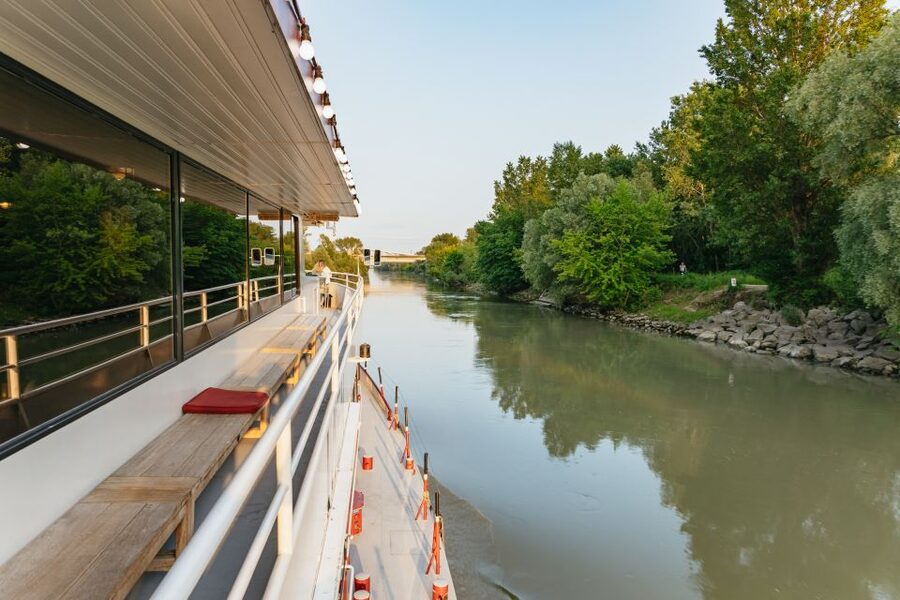 Vienna: 3-Course Evening Dinner Cruise - The route begins on the Danube Canal