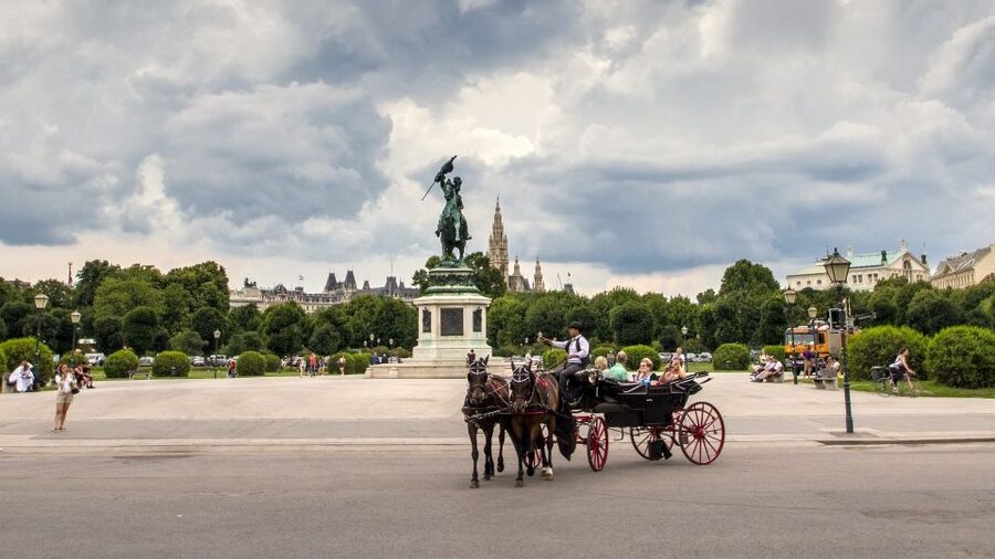Vienna: 30-Minute Fiaker Ride in the Old Town - Along the Ringstrasse beside Vienna’s museums