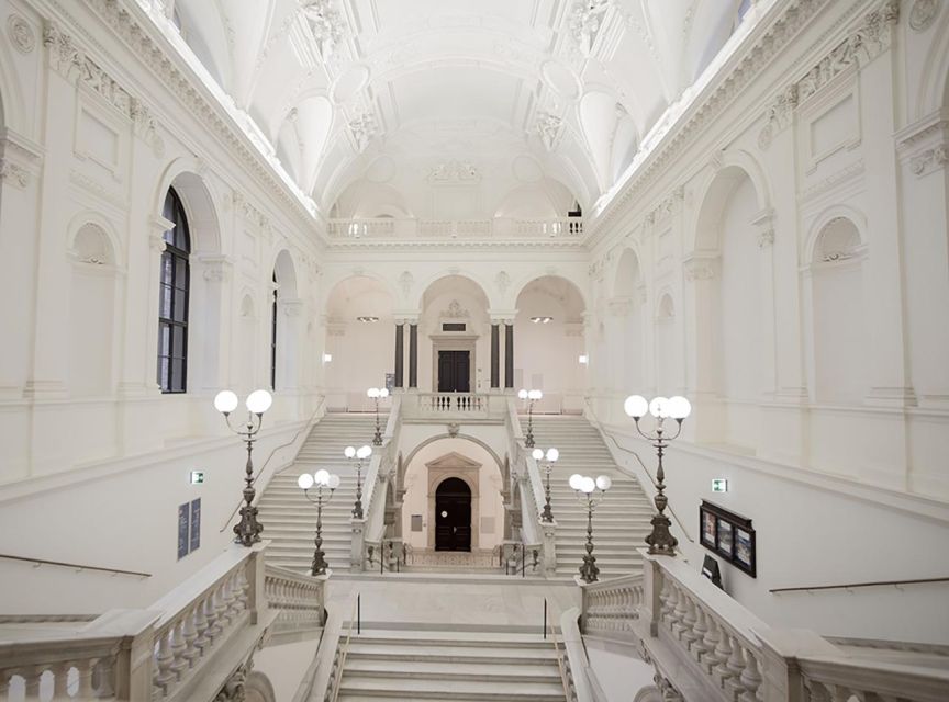 VIENNA AT NIGHT: Photo Tour of the Most Beautiful Buildings - The illuminated buildings and squares