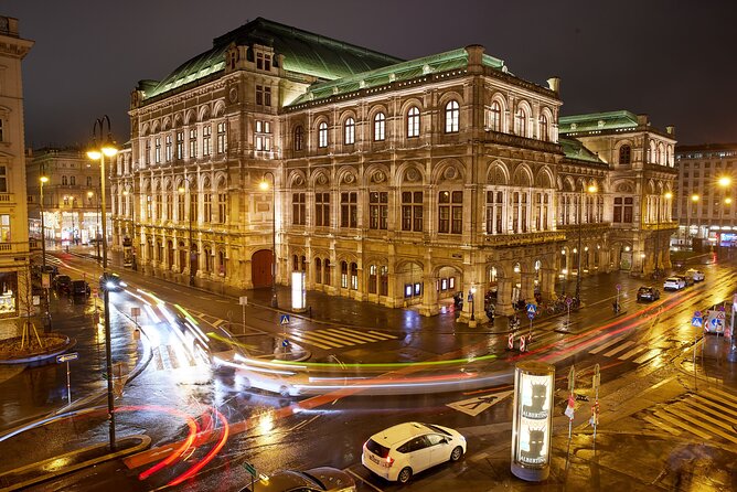 Vienna at night! Private photo tour of Vienna's most beautiful buildings - Parliament and Heldenplatz in the evening
