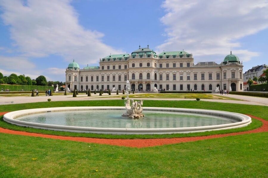 Vienna: Belvedere Palace Skip-the-Line Tour - Meeting the green umbrella at Upper Belvedere