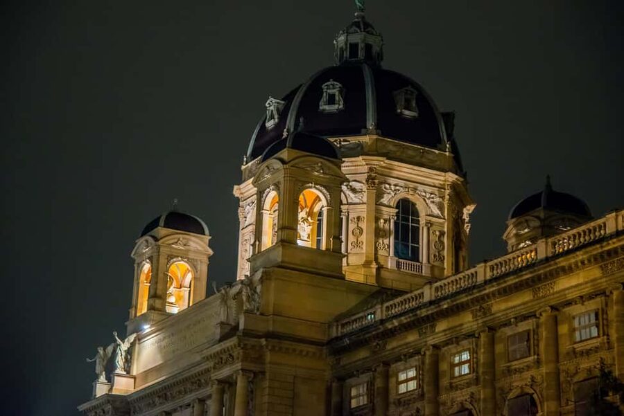 Vienna: Big Bus City Highlights Night Tour with Live Guide - What $40 buys you