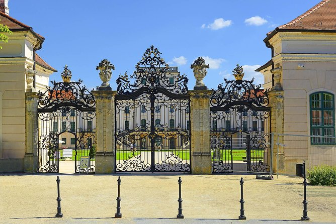 Vienna-Budapest One-Way Sightseeing Transfer - Who will get the most from this day