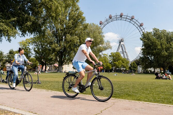 Vienna by bike in small groups max 12pax - The guides make the short stops count
