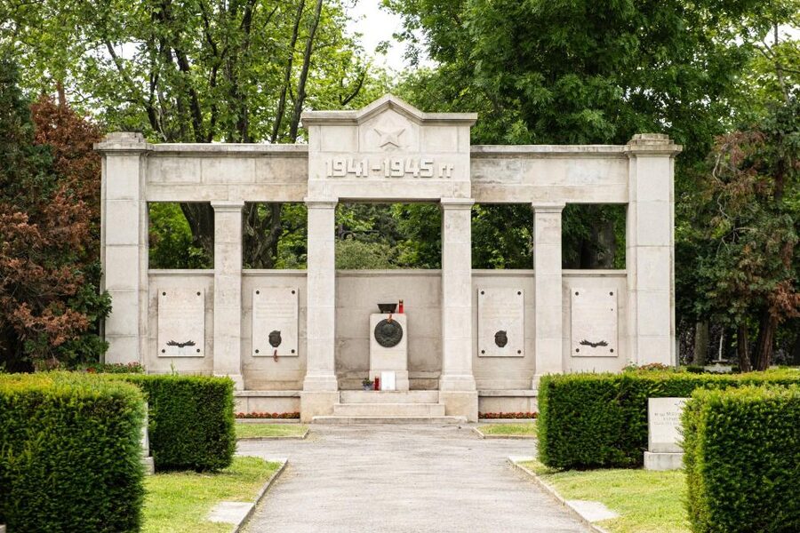 Vienna Central Cemetery Walking Tour with Transfers - Why Vienna’s Central Cemetery deserves two hours