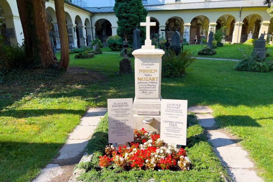 Vienna Central Cemetery Walking Tour with Transfers - Following the musicians’ graves
