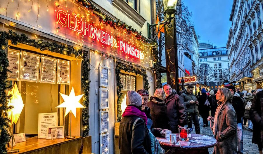 Vienna: Christmas Market Food and Drinks Tour - Key points at a glance
