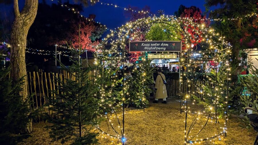 Vienna: Christmas Market Food and Drinks Tour - What Gloria adds to the afternoon