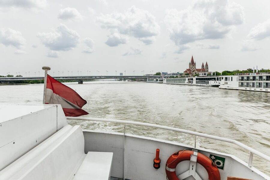 Vienna: City Cruise with Optional Lunch - Choosing between the outside deck and restaurant