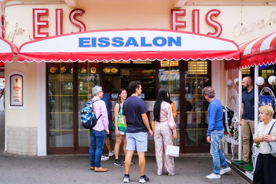 Vienna: Dessert Tour with Pastries, Cakes & Hidden Cafes - The guides make the route work