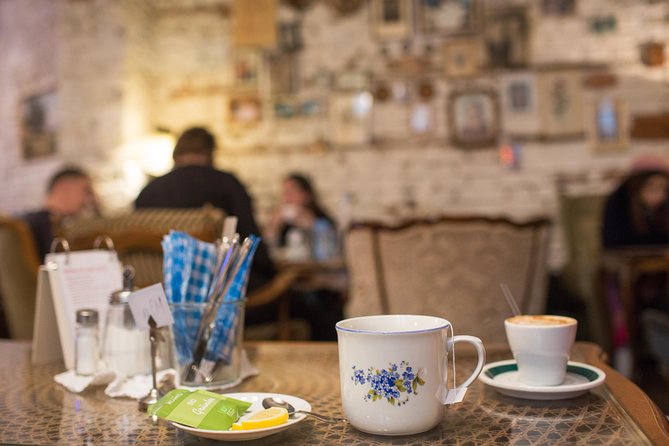 Vienna for Food Lovers: Cafés, Markets & Austrian Cuisine - Würstelstand: Vienna’s fast, social meal