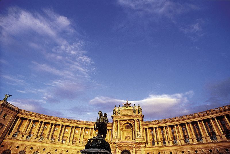 Vienna: Full-Day Private Tour including Schönbrunn Palace - Naschmarkt and the road to Schönbrunn