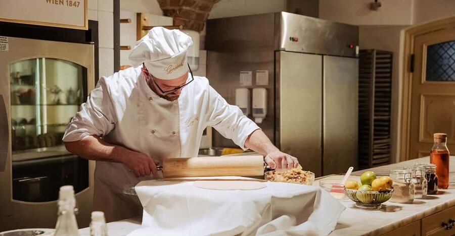 Vienna: Gerstner KuK Hofzuckerbäcker Baking Show & Tasting - The famous dough-stretching moment