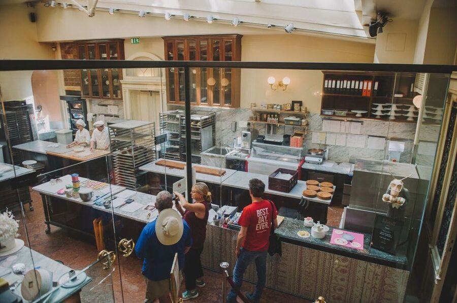 Vienna: Guided Foodie Walking Tour with Tastings and Coffee - The guide makes the difference