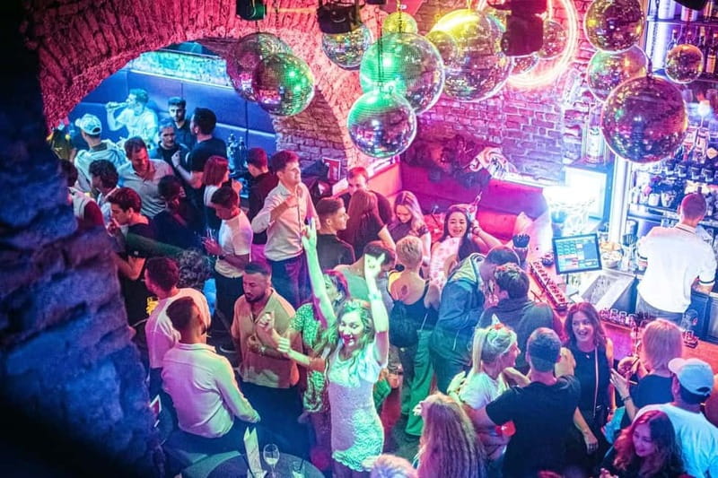 Vienna: Guided Pub Crawl with Club Entry - Magazine Bar or Stehachterl for a change of pace