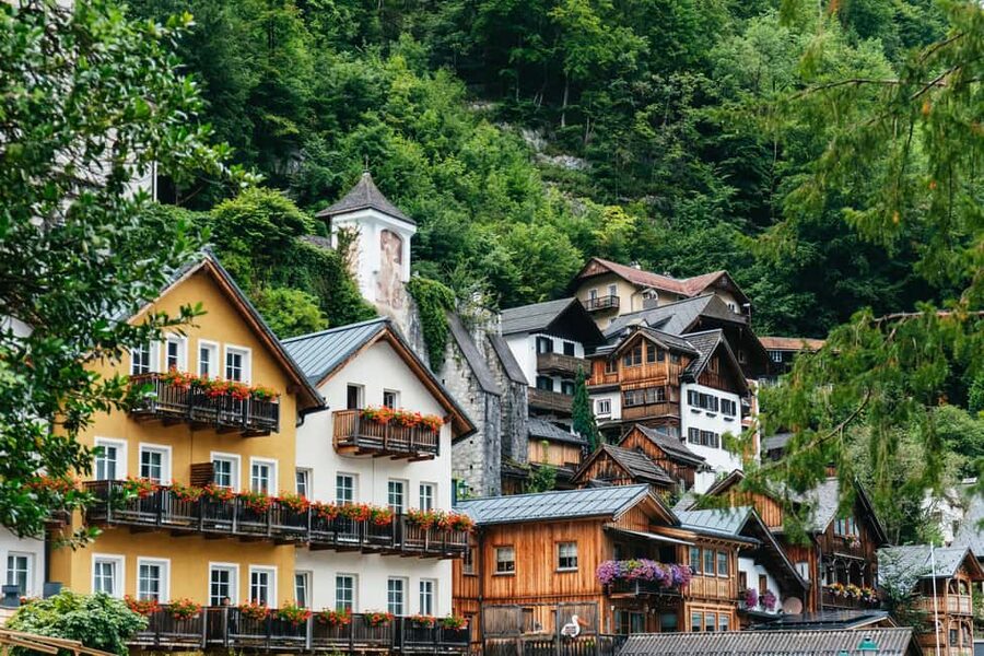 Vienna: Hallstatt & Alpine Peaks Day Trip with Skywalk Lift - Meeting in central Vienna and settling into the coach