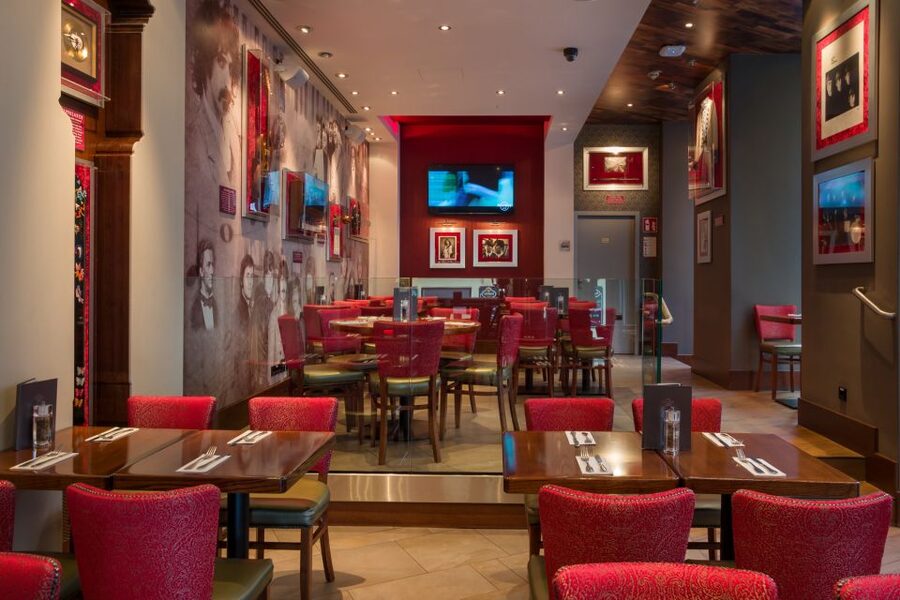 Vienna: Hard Rock Cafe with Set Menu for Lunch or Dinner - The Rock Shop and Vienna-only souvenirs