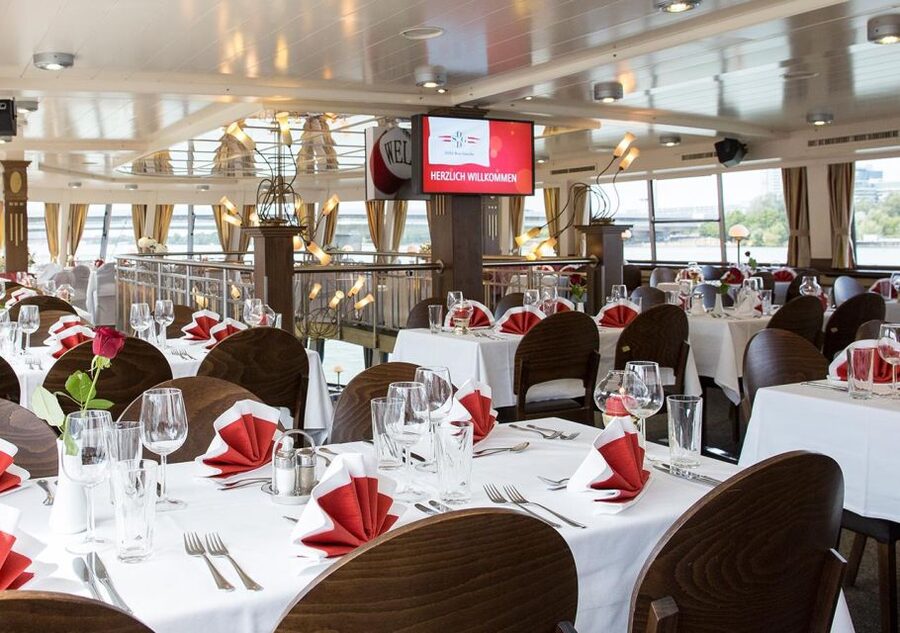 Vienna: Heurigen Cruise with Viennese Songs and Buffet - What the three hours feel like