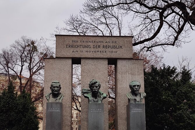 Vienna Highlight Tour - yue walk - The Hofburg’s inner court