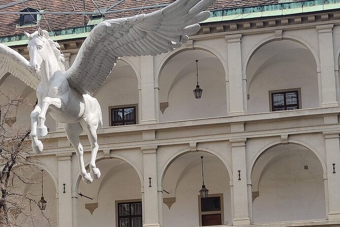 Vienna Highlight Tour - yue walk - Heldenplatz and Maria Theresa Square