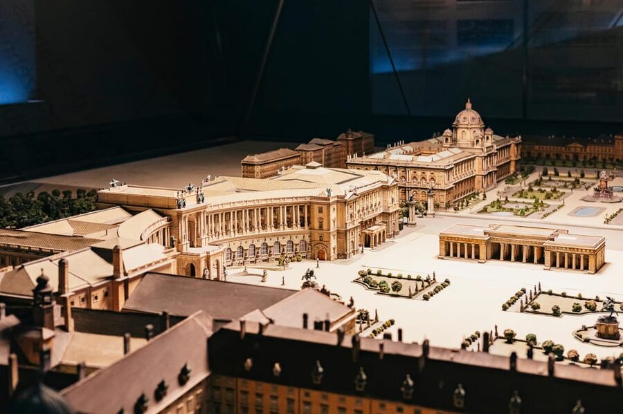 Vienna: Hofburg and Empress Sisi Museum Guided Tour - Walking through the Imperial Apartments