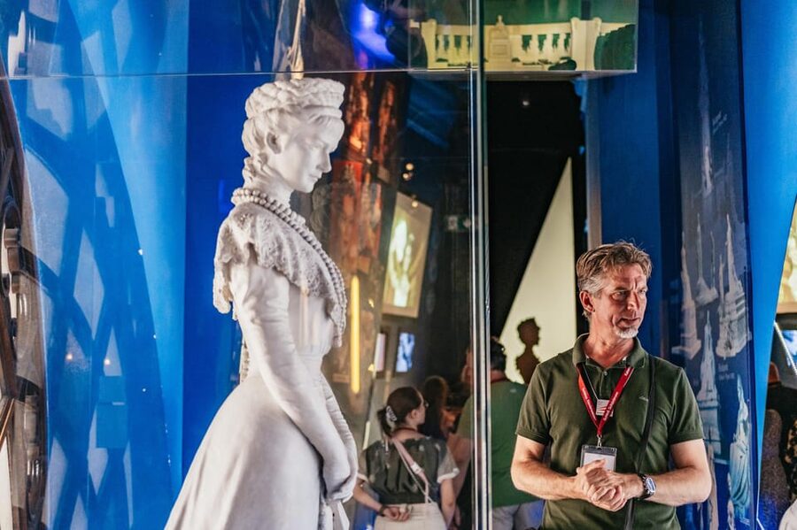 Vienna: Hofburg and Empress Sisi Museum Guided Tour - Finishing in the Volksgarten