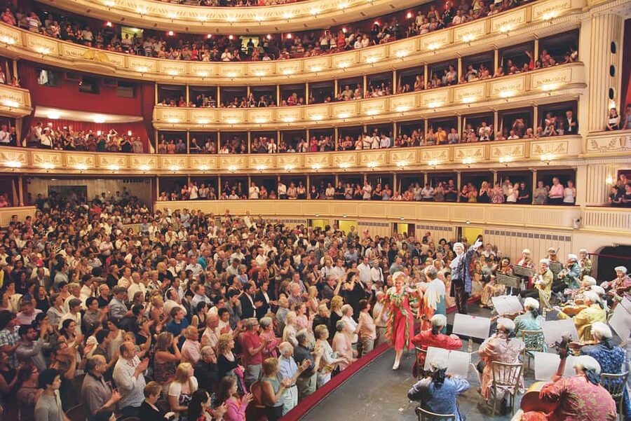Vienna: Mozart Concert at the Vienna State Opera - Mozart, opera singers, and the orchestra