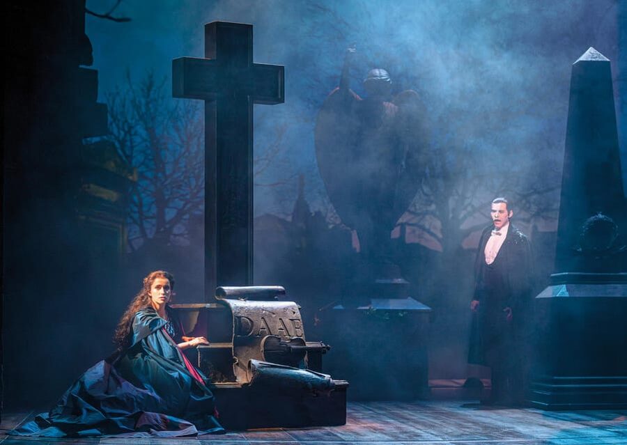 Vienna: Musical Tickets THE PHANTOM OF THE OPERA - The chandelier and the production’s big visual moments