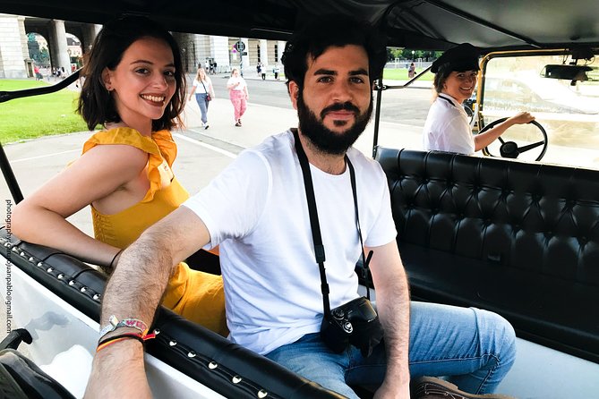 Vienna Oldtimer Tour (60 min) Incl. bottle of Prosecco - Parliament, Burgtheater, Rathaus, and the university