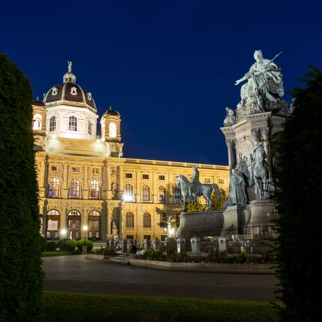 Vienna: Panoramic Night Tour by Bus - Belvedere Palace from the bus window